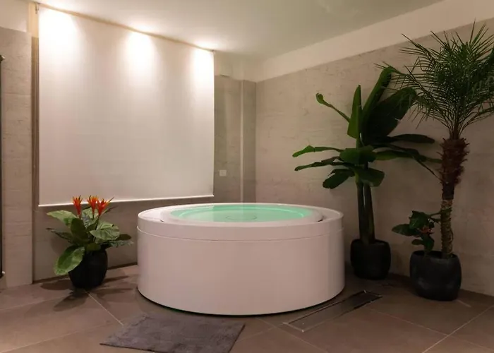 Luxury Appartament Jacuzzi Apartment *